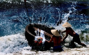Leo lên thuyền thúng của dân làng chài Bình Thuận chèo thử, sao thúng cứ quay vòng tròn