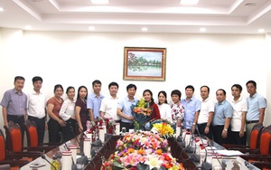 Trao Quyết định điều động, bổ nhiệm cán bộ cho tân Phó Hiệu trưởng Trường Trung cấp Nông dân Việt Nam