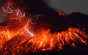 Kinh hoàng núi lửa ở Nhật Bản phun trào dữ dội, người dân phải gấp rút sơ tán