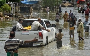 Thành phố lớn nhất Pakistan chìm trong thảm họa lũ lụt