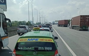 Kẹt xe nhiều nơi trên cao tốc TP.HCM - Long Thành - Dầu Giây ngày đầu thu phí tự động