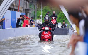 Nhiều người chọn xe máy điện VinFast để ứng phó với mùa mưa ngập