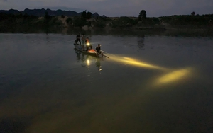 Nỗ lực tìm kiếm 2 bé trai nghi đuối nước trên sông Con, Nghệ An