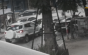 Clip NÓNG 24h: Khoảnh khắc xe Mercedes S450 húc xe BMW 730Li và 4 xe máy ở Hà Nội