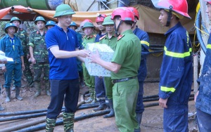 Điện Biên: Bí thư huyện Nậm Pồ thăm lực lượng cứu hộ người bị nạn do mưa lũ