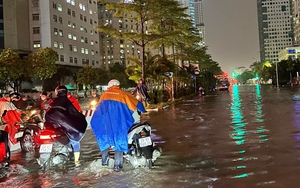 Tuyến đường hễ mưa là ngập thành &quot;sông&quot;, người dân mất hàng giờ đồng hồ mới về được nhà tại Hà Nội