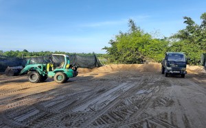 Bãi tập kết cát ở TP Hòa Bình dựng hàng rào tôn trái phép trong phạm vi đất dành cho đường bộ- Ảnh 5.