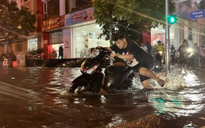 Hà Nội mưa lớn: Người dân bì bõm dắt xe lội nước ở &quot;thiên đường&quot;