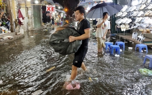 Hà Nội mưa lớn, nhiều tuyến đường ùn tắc và ngập lụt