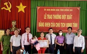 Chủ tịch UBND tỉnh Đồng Nai tặng bằng khen cho nữ lao công trả lại số vàng lớn cho người đánh rơi