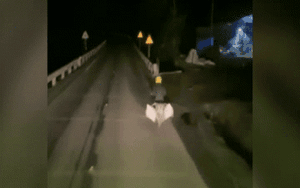 Clip NÓNG 24h: Ấm lòng hình ảnh tài xế ô tô soi đèn "hộ tống" người phụ nữ qua đèo trong đêm vắng