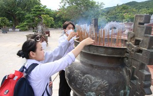 Đà Nẵng: Sĩ tử kéo nhau lên chùa Linh Ứng cầu &quot;trúng tủ&quot; trước ngày thi