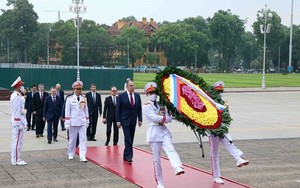 Sáng nay Ngoại trưởng Nga Sergey Lavrov đặt vòng hoa và viếng Chủ tịch Hồ Chí Minh