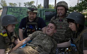 Binh sĩ Ukraine ở tiền tuyến đứng giữa ranh giới của sự sống và cái chết