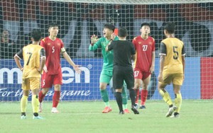 Học trò nhận thẻ đỏ, HLV U19 Việt Nam tố trọng tài... sai