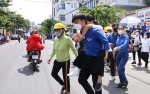 Tình nguyện áo xanh trở thành "đôi chân" giúp nữ sinh "vượt vũ môn"