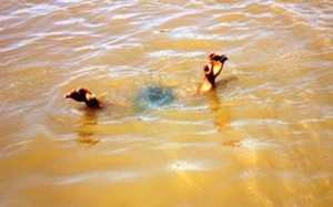 Phó Bí thư Đảng ủy xã cùng người dân cứu sống 2 trẻ khỏi đuối nước