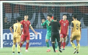 Nhận thẻ đỏ oan, thủ môn U19 Việt Nam uất ức phát khóc
