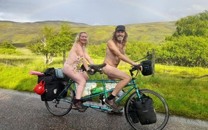 Anh: Cặp đôi khỏa thân đạp xe trên đường và bị ô tô làm điều này