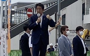 Video: Khoảnh khắc ông Shinzo Abe bị bắn khi đang phát biểu