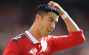 Cristiano Ronaldo dùng "hạ sách" để được rời M.U sớm?