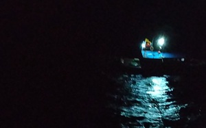 Tàu Cảnh sát biển cùng tàu MRCC cứu nhiều tàu cá gặp nạn trong bão số 2 - Mulan