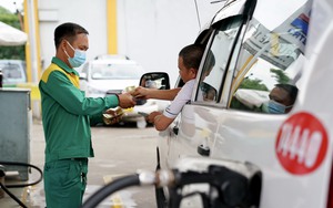 Xăng dầu tiếp tục giảm giá mạnh hơn 1.200 đồng/ lít