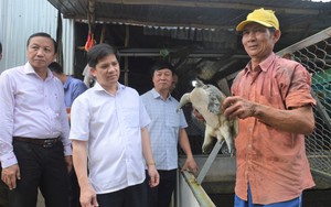 Phó Chủ tịch BCH T.Ư Hội Nông dân Việt Nam Phạm Tiến Nam thăm câu lạc bộ nông dân tỷ phú ở Cà Mau