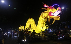 Mãn nhãn mô hình đèn Trung thu khổng lồ diễu hành trên đường phố Tuyên Quang