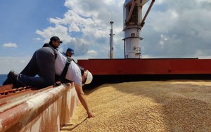 Con tàu đầu tiên chở ngũ cốc đến châu Phi cập cảng Ukraine