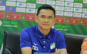 HLV Kiatisuk tiết lộ "quà tặng" dành cho Công Phượng trước trận gặp CLB Hà Nội
