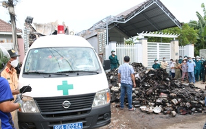 Đau đớn tột cùng khi lực lượng chức năng đưa thi thể 3 mẹ con ra khỏi ngôi nhà cháy ở Ninh Thuận