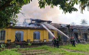 TT-Huế: Bảo tàng lịch sử bốc cháy dữ dội, nhiều vật dụng bị thiêu rụi 