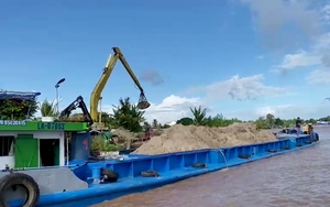 Cận cảnh Cảnh sát đường thủy Công an An Giang buộc 15 sà lan chở cát quá tải trên sông Tiền hạ tải