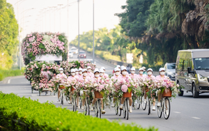 Màn roadshow ấn tượng nhất Việt Nam: Xe đạp, xích lô tới cả xe bus cũng đều ngập tràn hương sắc hoa sen