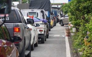 TP.HCM: Tài xế “né” thu phí không dừng trên cao tốc, ô tô xếp hàng dài chờ qua phà Cát Lái