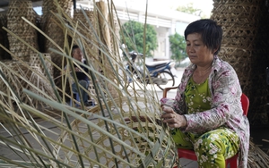Người dân làng nghề đan giỏ tre Xuân Thới Sơn nỗ lực giữ nghề truyền thống