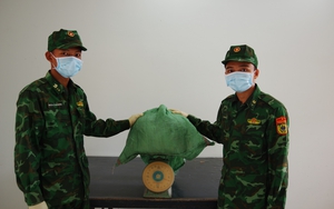 Bộ đội biên phòng An Giang bắt giữ 4,5kg cần sa được vận chuyển từ biên giới Campuchia