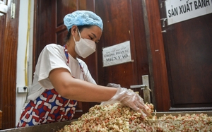 Cận cảnh quy trình sản xuất bánh Trung thu ở một cửa hàng lâu đời tại Hà Nội