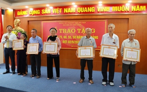 Huyện ủy Mê Linh trao Huy hiệu Đảng đợt 2/9 cho các đảng viên thuộc Đảng bộ huyện