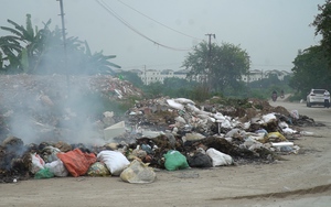 Hàng tấn rác thải bị đổ trộm, bốc mùi, cháy âm ỉ suốt ngày đêm, hàng trăm hộ dân bị ảnh hưởng