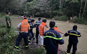 Giải cứu 10 thiếu niên bị mắc kẹt trong rừng ở Lâm Đồng, cô lập bên dòng nước lũ chảy xiết