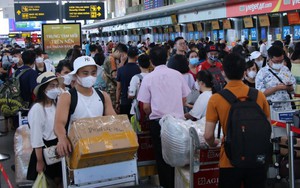 Sân bay Đà Nẵng chật kín du khách, nhiều người mất hàng giờ đồng hồ để check-in