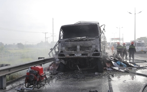 Xe tải bốc cháy trơ khung sắt trên cao tốc TP.HCM - Trung Lương