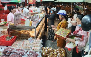 Người Sài Gòn mua bánh trung thu sớm