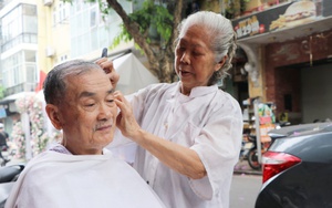 Những người lưu giữ văn hoá, nếp sống đặc biệt Hà Nội: Bà lão "thổi hồn vào tóc" lâu đời nhất phố cổ (bài 1)