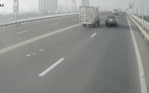 Clip NÓNG 24h: Vô cớ tạt đầu, ô tô con khiến xe tải lật nghiêng trên cầu Thăng Long