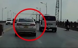Clip NÓNG 24h: Bất ngờ quay đầu trên cầu Vĩnh Tuy, xe máy bị ô tô tông văng
