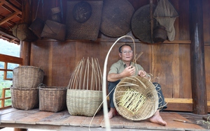 Nghề truyền thống của người Thái Đen ở bản Hùn toàn đàn ông làm, giỏi hơn phụ nữ  