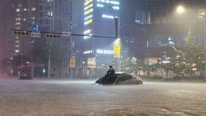 Chùm ảnh mưa lớn kỷ lục khiến Seoul chìm trong biển nước, nhiều người chết, mất tích